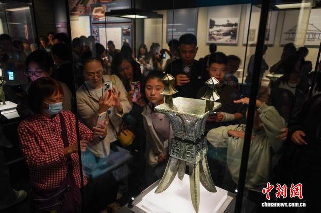 双节首日河南博物院迎来参观热潮