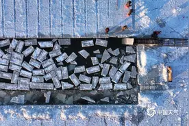 建成完工！“尔滨”今冬首个大雪人“C位出道”图片
