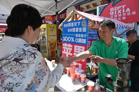 牟氏庄园景区出现暖心一幕：年轻小伙10000个苹果、5000杯苹果汁免费送游客图片