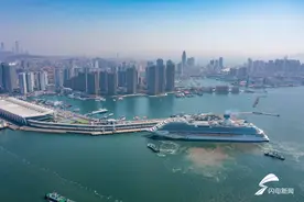 “爱达·魔都”号首次靠泊北方港口 青岛边检高效保障4000余名旅客通关图片