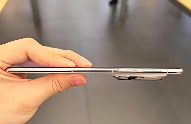 华为Mate70 Air真机曝光，预装鸿蒙5