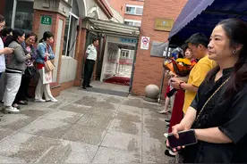 高考首日结束，女生考完数学一脸喜色跟父母说“染头发”图片