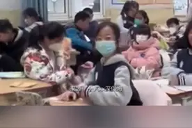 体育老师：这节我上，打雪仗，去不？！图片