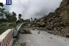 受降雨影响，国道213线云南永善段多处塌方中断图片