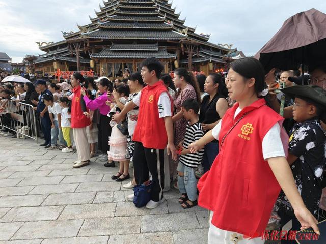 福地怀化 懂你如家｜“惠旅宠客”：志愿服务送暖流，护航“双节”文旅路
