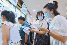 职业陪诊师受热捧 这个“临时家人”靠谱吗？图片