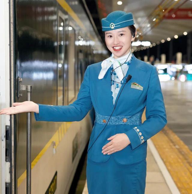 游万象、逛云南……普惠型中老铁路国际旅游列车受青睐