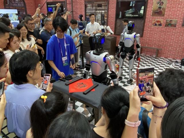 机器人技能哪家强？它们在这里敲鼓、做饭、写书法…...