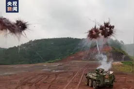 现场画面！解放军中缅边境实战化演训，精准打击山岳丛林中的火力点图片