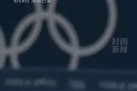 王楚钦赛后放球拍好用心：哈气、擦拭、裹保护层、放专用包里，最后放行李箱里图片