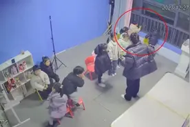 5岁男孩上课开小差，下一秒立大功！图片