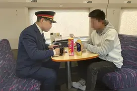 安徽16岁男孩只身到江苏找“轻松赚钱”的工作，幸亏遇到细心负责的列车长图片