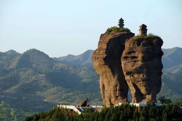 林壑优美，溪水奔流，怪石嶙峋，鸟语花香