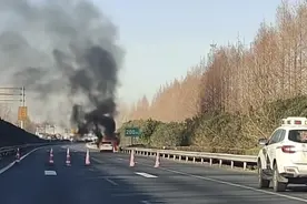今晨上海绕城高速：轿车冒烟起火，消防出水扑灭图片