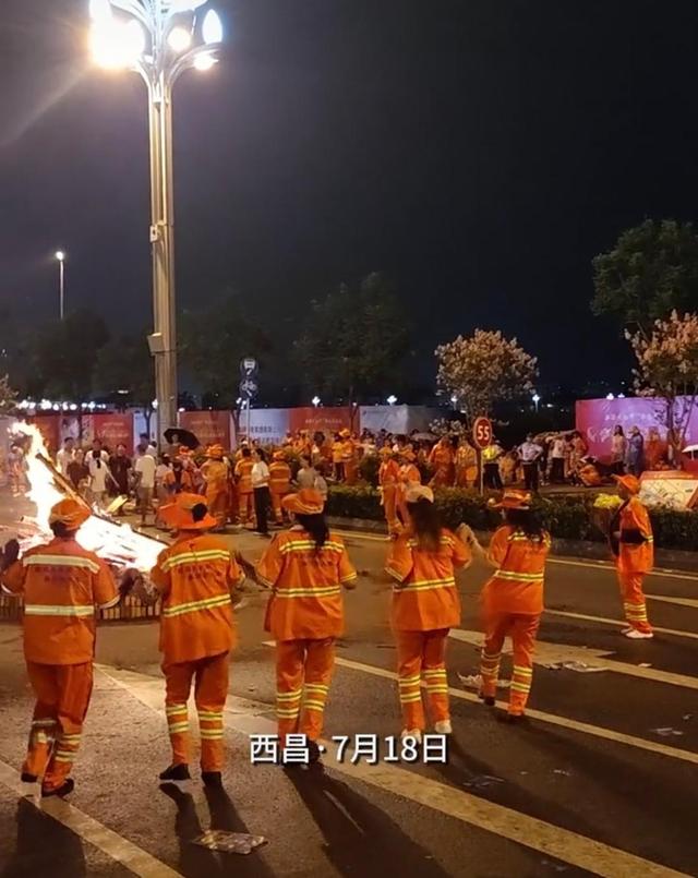 西昌火把节游客散去后，环卫工人跳舞过节感动网友 环卫部门：900余人通宵清扫