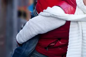 四川小伙背七旬母亲登上剑门关！“蜀道再难，也要背着妈妈去看”图片