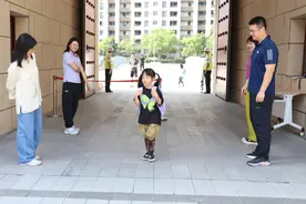 一年级新生家长比孩子更焦虑？心理老师：做陪伴型家长，助力幼小衔接图片