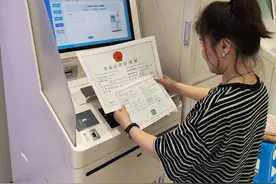 办证更高效！珠海香洲发放首份证照联办大礼包图片