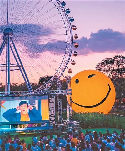 年轻人夜游公园乐趣多