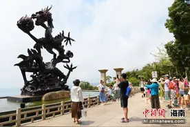 清明假期游客在三亚景区踏青春游图片