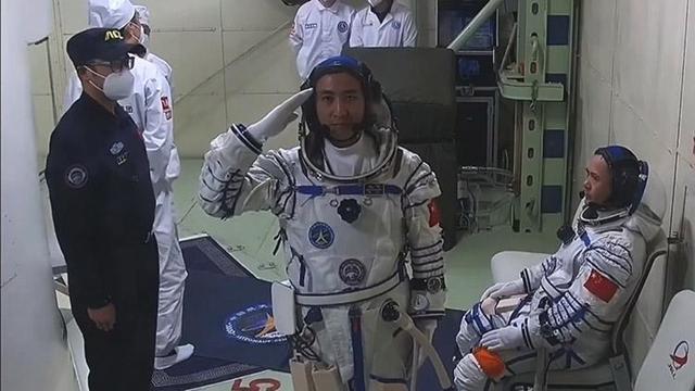 曾在草原上看星星的孩子，与星星并肩了