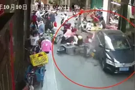 轿车市场巷道内快速倒车，撞上行人和多辆电动车，众人合力抬车救人；廉江官方：事故原因正调查图片