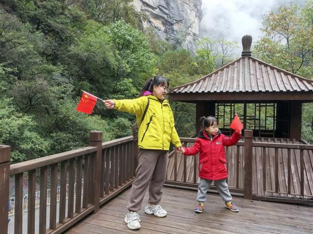 国庆第二天，太白山云海翻滚，游客如临仙境