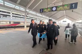 曲阜东站温情服务 助力术后老人顺利出站图片