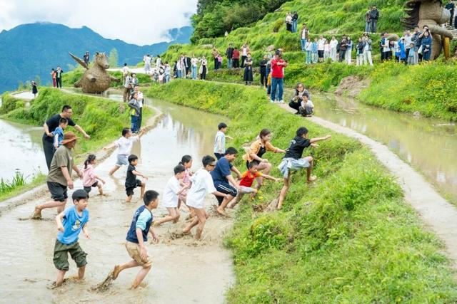 梯田尾波冲浪成顶流 五一期间这个景区跨界玩法引爆全网