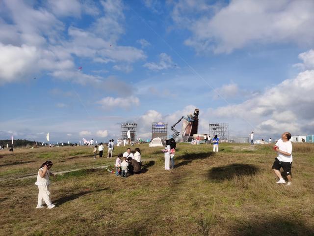 【山水黔南多奇幻】龙里国庆新玩法 “村节”万象映草原