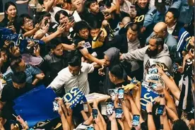 库里时隔五年再启中国行图片