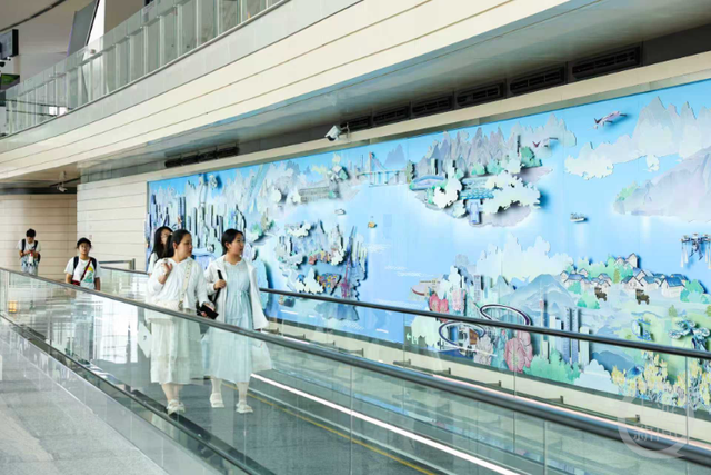 江北国际机场T3B打卡点+1！四组壁画勾勒“雄奇山水”