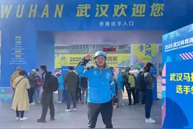 樱花季 越江湖｜外卖小哥将穿工服跑汉马：有困难请找我，可以随时停下来！图片