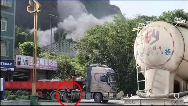 司机突遇山体垮塌跳车逃离