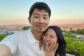 刘思慕与女友订婚图片