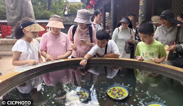 江苏南京：秦淮河畔暑期旅游热