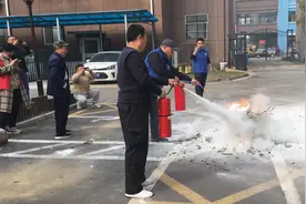 薛城区临城街道水塔街社区开展美德信用+消防安全日宣传活动图片