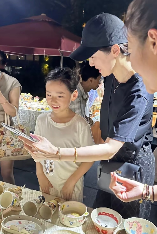 董璇带女儿小酒窝现身江西