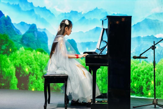 十一出游人从众？没出门的“搭子”在郑州汇艺银河里玩嗨了