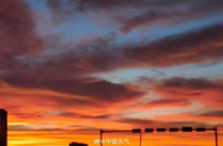 台风来袭前绝美晚霞映海口