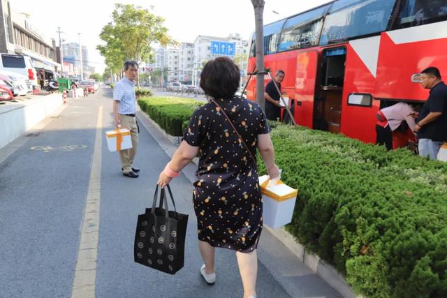 来鲜超·看苏超·吃海鲜：阿拉“琳琳姐”，鲜游启东