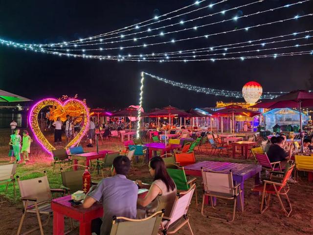 从夕阳西沉到夜幕降临，海风正把防城港这些沙滩酒吧的故事吹向你~