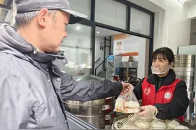 乐于助残的公益大姐图片