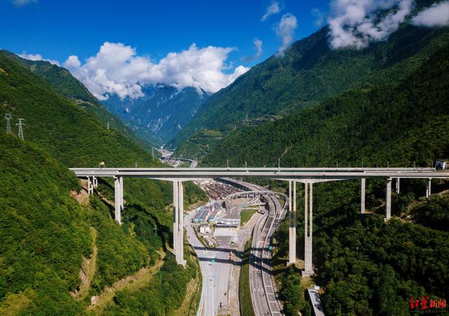 4小时成都“飙拢”九寨沟，九绵高速“最美风景线”本月底通车 记者试跑：车行云端，美景随手拍