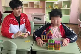 成百上千次重复，只为特殊儿童能自立图片
