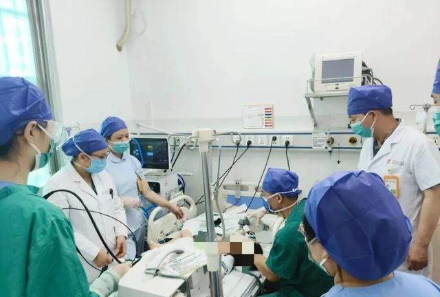 仅误吞一口，2岁男童住进PICU！很多人爱这样吃