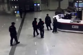 18岁哥哥带12岁弟弟千里找父母过年：在火车站走散，警方助团圆图片