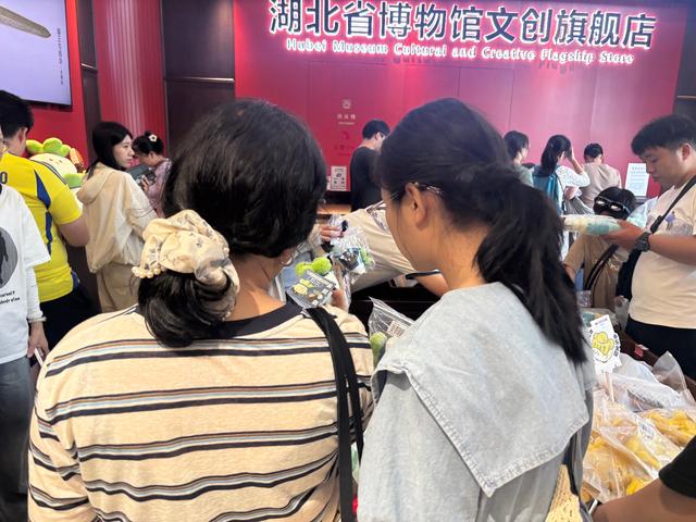 湖北省博物馆文创“越王蒜鸟”暑期热卖，单日最高销量达2400只，主要圈粉年轻游客