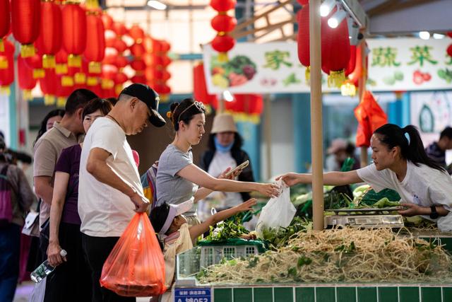 半月谈丨2025，人间烟火流量燃旺人气经济