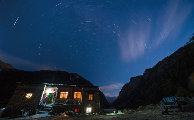 超100万人次创历史同期新高！绚烂秋景+多彩“夜”态解锁稻城亚丁景区“流量密码”